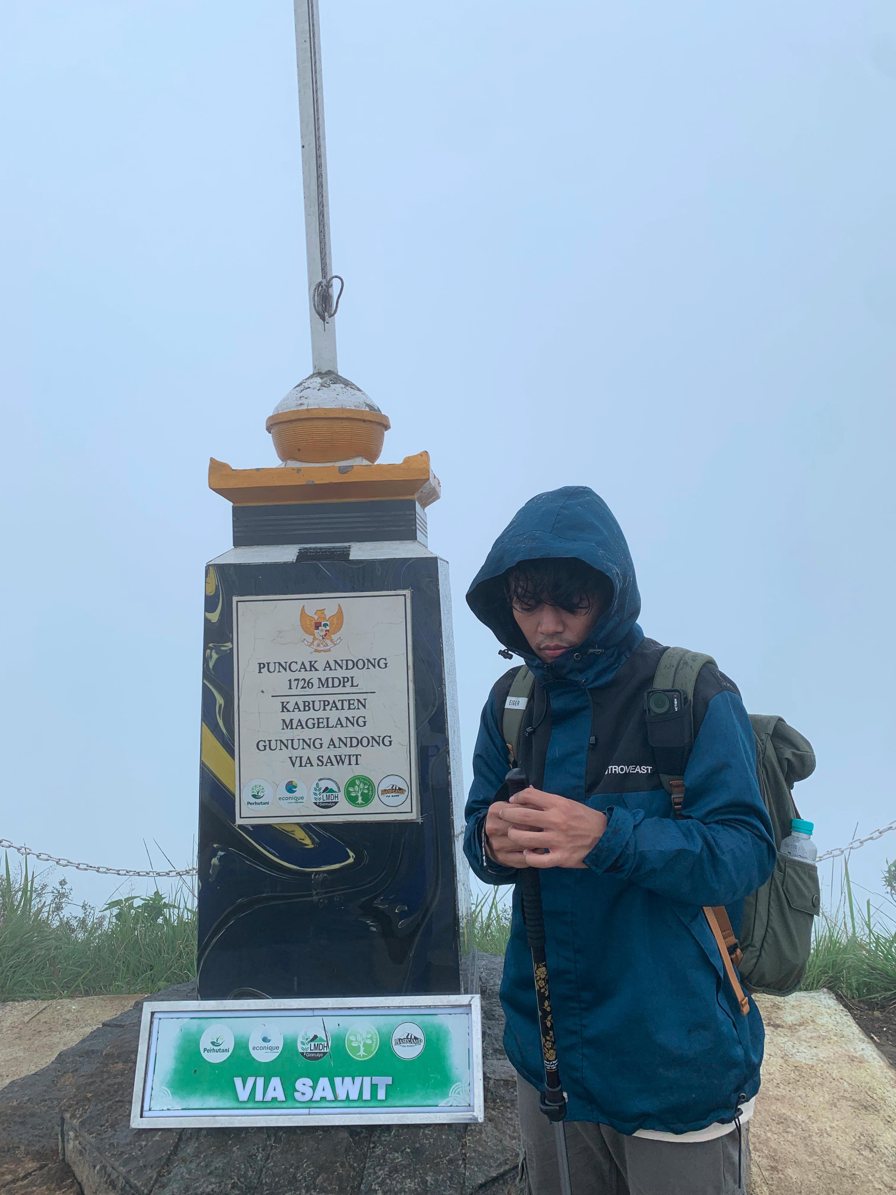 The summit marker at Puncak Andong - shrouded in fog